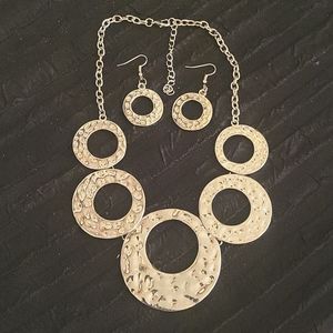 *8 for $25* 5 ring statement necklace